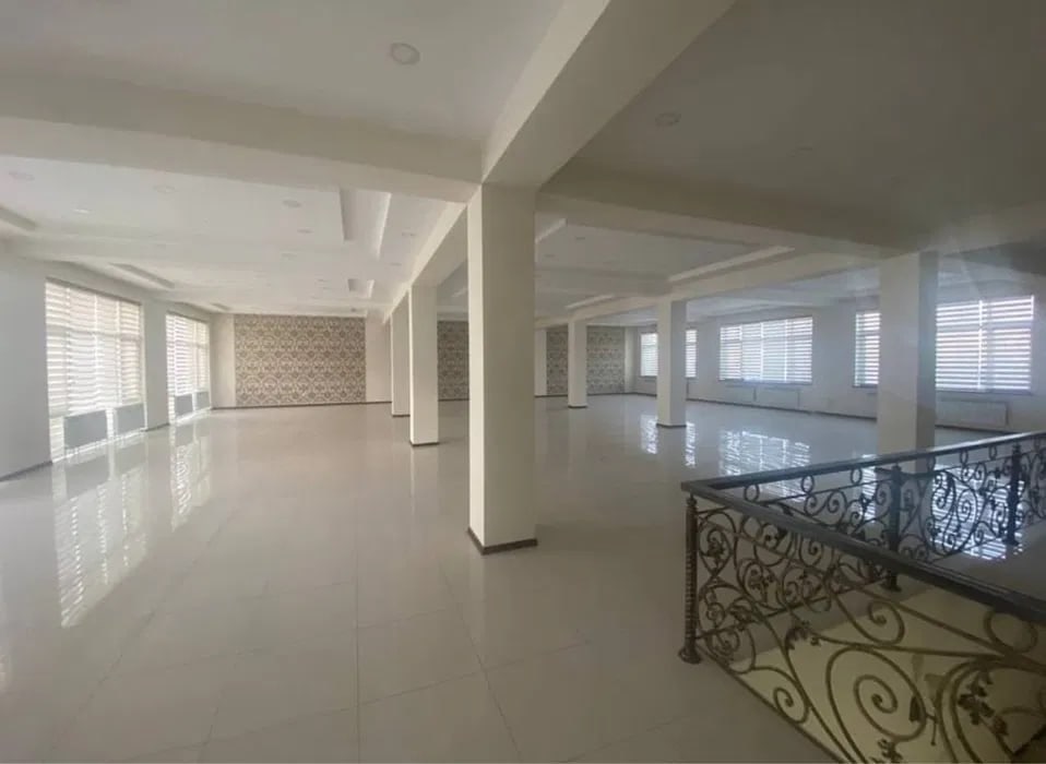 Parkentda alohida turar joy bo'lmagan tijorat binosi sotiladi