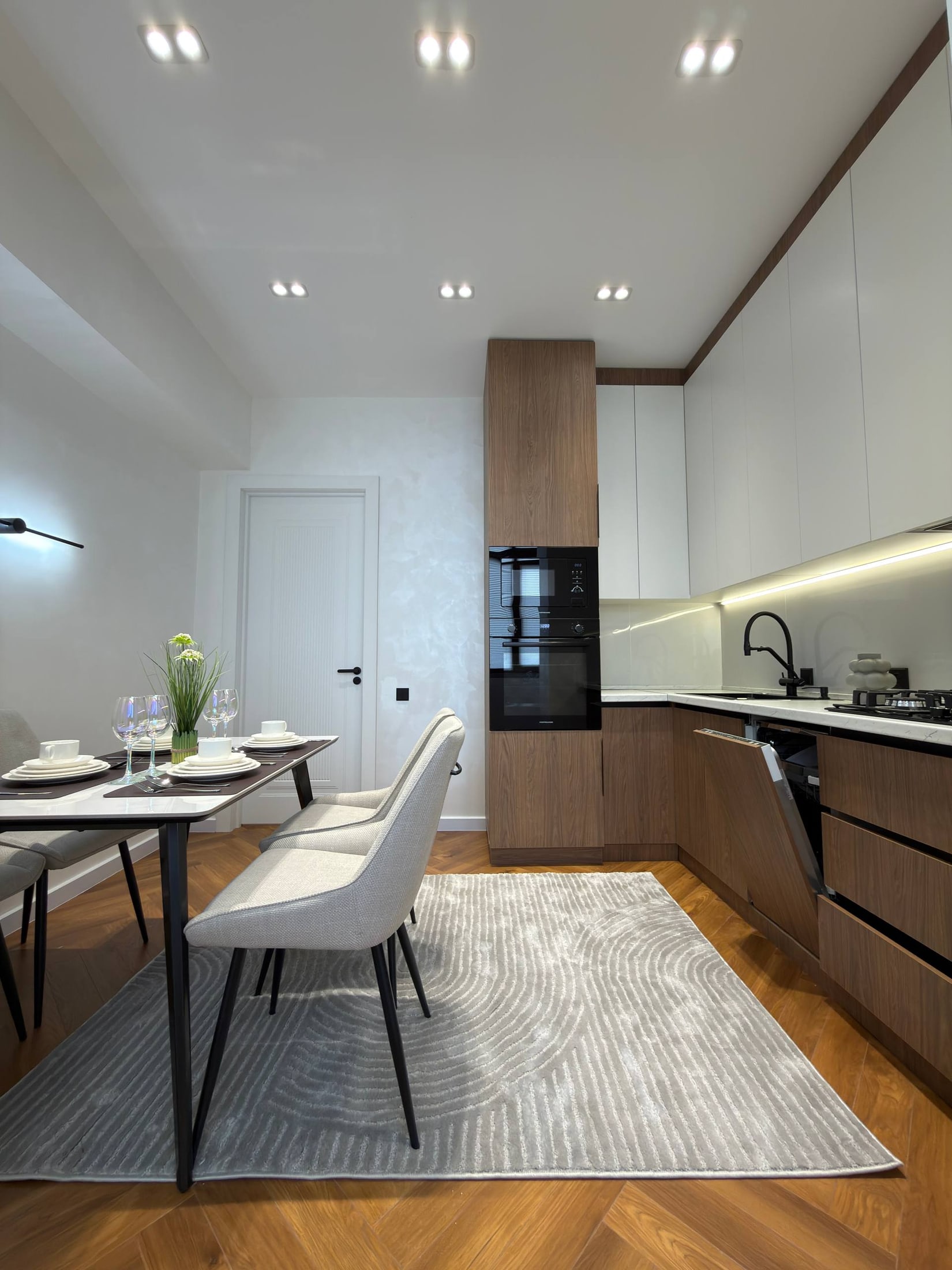 росторная 4-комнатная квартира с отдельной кухней в современном жилом комплексе Poytaxt Residence